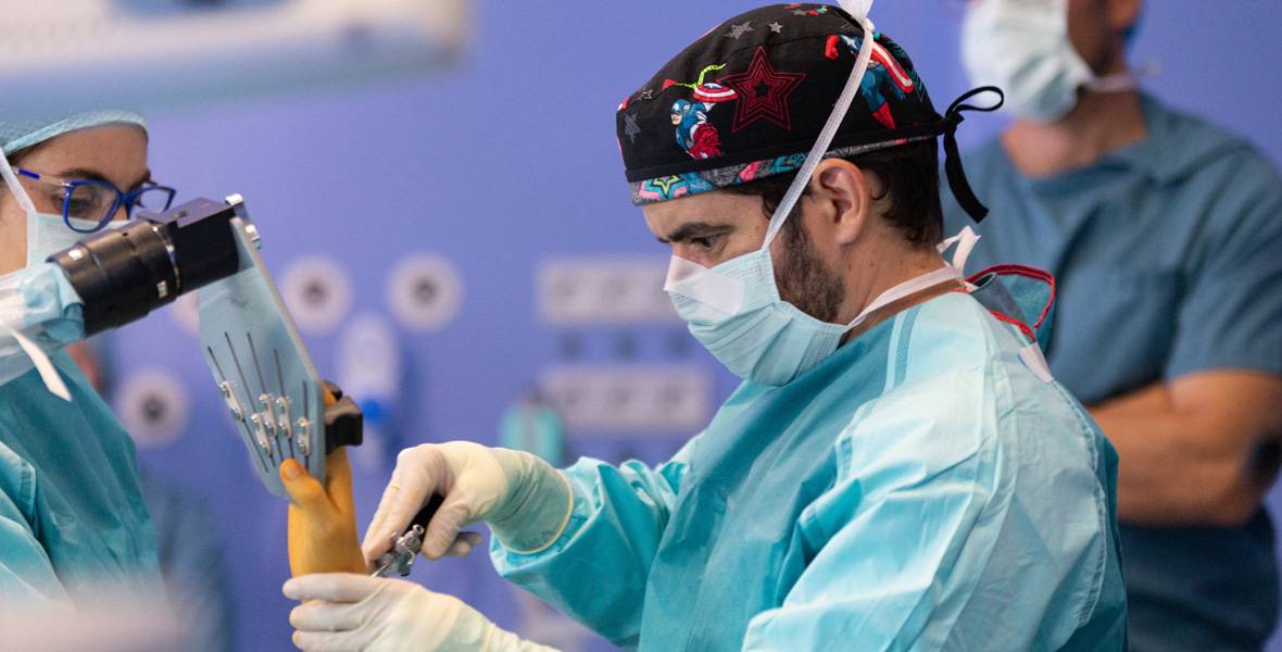 cirugia-mano-acreditacion Imagen de una cirugía de mano en la Clínica Universidad de Navarra, que ha sido acreditado para la formación en este tipo de intervenciones.