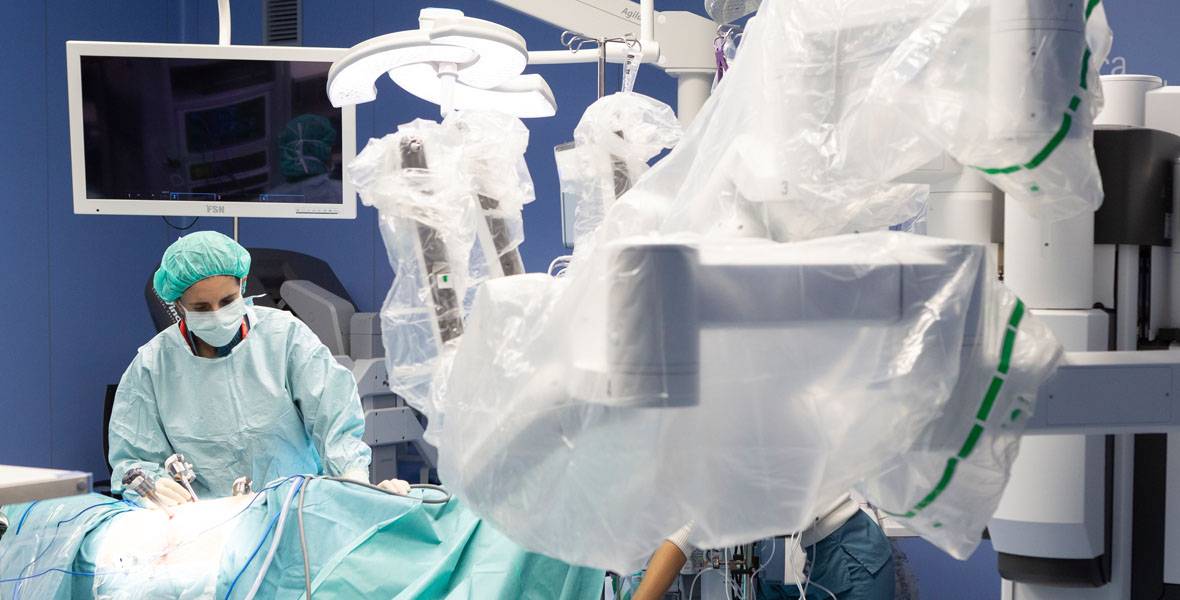 Dra. María Rodríguez, durante una cirugía robótica Imagen de la Dra. María Rodríguez, codirectora del Departamento de Cirugía Torácica de la Clínica Universidad de Navarra, durante una cirugía robótica.