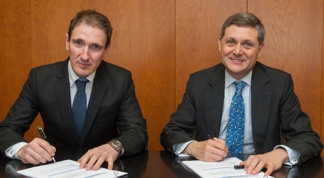 convenio-lagun-aro-cun Koldo Ugaldea, director de Provisión de LagunAro, y José Andrés Gómez Cantero, director general de la Clínica Universidad de Navarra, en el momento de la firma del convenio.