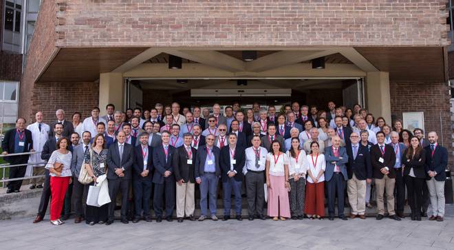 cot-reunion-50-anos Imagen de los asistentes a la reunión de los 50 años del inicio del Departamento de Cirugía Ortopédica y Traumatológica.