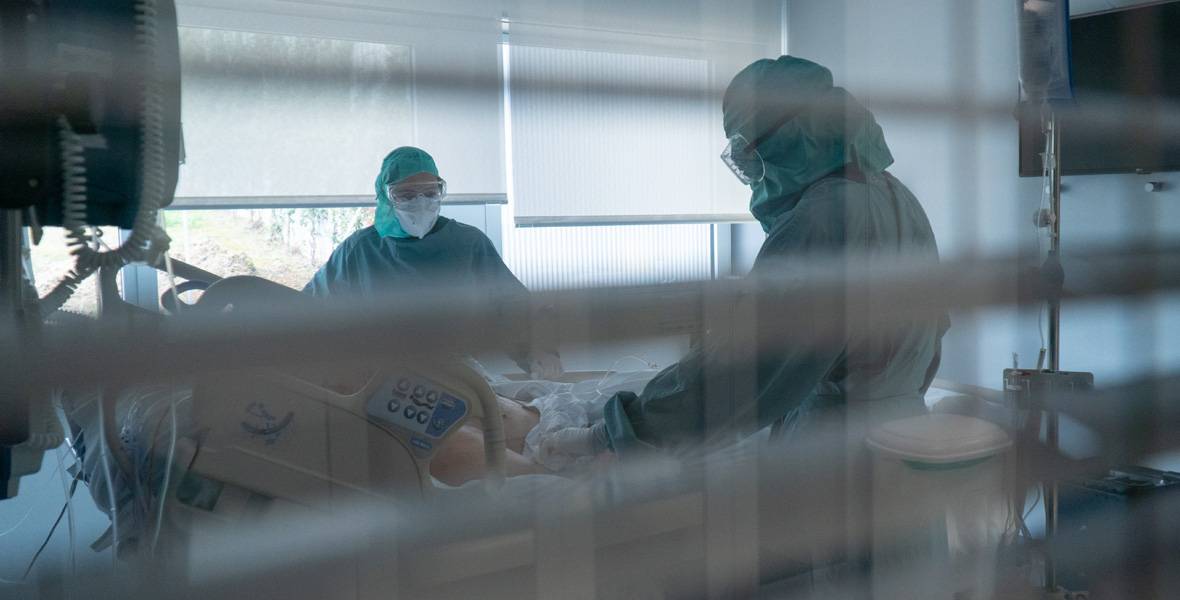oms-reconoce-labor-medicina-paliativa Imagen de una habitación de la UCI de la Clínica Universidad de Navarra durante la pandemia de COVID-19.