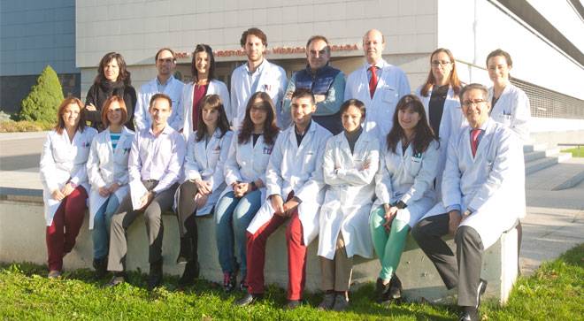curacion-mieloma El equipo de investigación que participará en el trabajo está constituido, en la fila de arriba y de izda a dcha, por los doctores Iria Vázquez, Diego Alignani, Sarai Sarvide (técnico de programa), Andoni Garitano, Xabier Agirre, Felipe Prósper (Dir. Área de Terapia Celular de la Clínica Universidad de Navarra), Patricia Maiso y Paula Rodríguez. En la primera fila, de izda. a dcha., Leire Burgos (técnico CIMA LAB Diagnostics) y los doctores Raquel Ordoñez, Bruno Paiva (co-Dir. CIMA LAB Diagnostics-Unidad de Citometría), Paula Arana, Arantxa Carrasco, José Antonio Delgado, Marta Lasa, Laura Moreno y Jesús San Miguel (Dir. Médico de la Clínica. Especialista en Hematología)