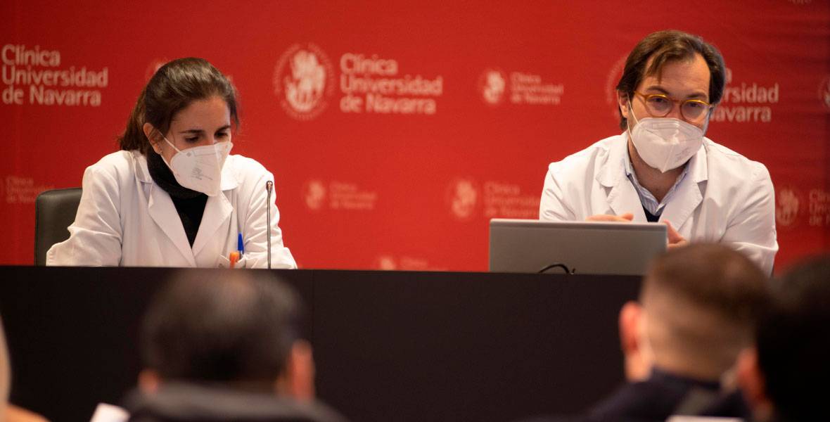 Doctores Corral y Rodríguez durante el preceptorship de cáncer de pulmón imagen de doctores Corral y Rodríguez durante el preceptorship de cáncer de pulmón