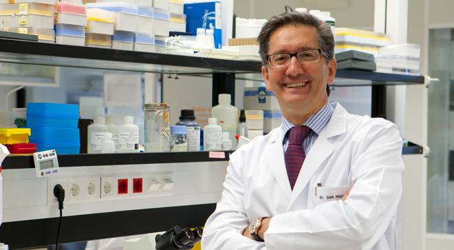 doctor-jesus-san-miguel-laboratorio Imagen del Dr. Jesús San Miguel, director médico de la Clínica Universidad de Navarra.
