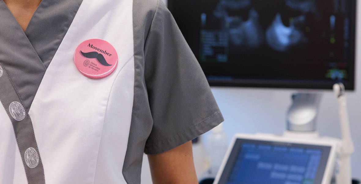 enfermeria-cancer-prostata Imagen de una enfermera de la Clínica Universidad de Navarra especializada en el tratamiento de cáncer de próstata.