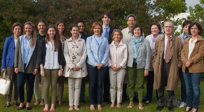 especialistas-dieta-mediterranea Un grupo de especialistas de la Clínica Universidad de Navarra y del Sistema Navarro de Salud-Osasunbidea reunidos para una sesión informativa sobre el ensayo clínico.