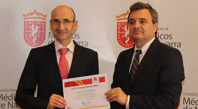 Dr. Fernando Rotellar recogiendo la beca senior del Colegio Oficial de Médicos de Navarra El Dr. Fernando Rotellar recoge la VI Beca Senior del Colegio de Médicos de Navarra.