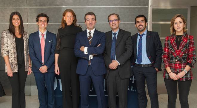 jornada-svnra-cirguia-plastica Imagen del equipo de Cirugía Plástica, Estética y Reparadora de la Clínica Universidad de Navarra junto al Dr. Ramón Calderón.