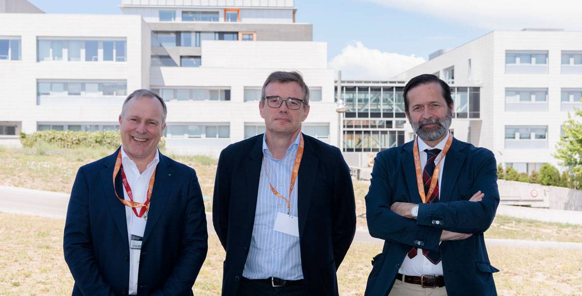 jornada-cirugia-paliativa-ccun Imagen de los Dres. Carlos Pastor y Fernando Martínez Regueira, especialistas de Cirugía General de la Clínica Universidad de Navarra; y el Dr. Borja Montero, especialista del Equipo de Soporte y Control de Síntomas de la Clínica.
