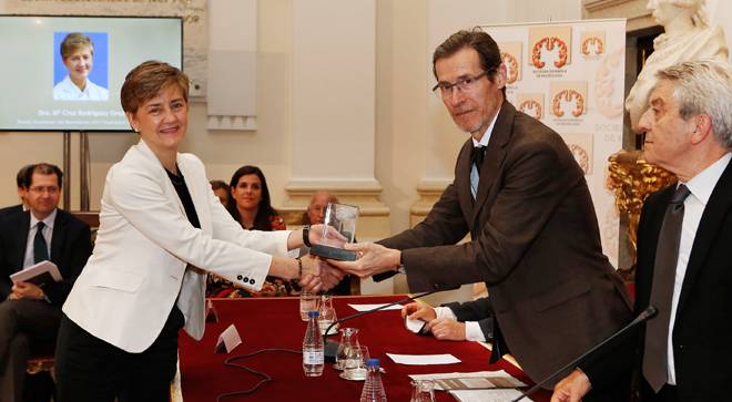 Dra. Mª Cruz Rodríguez-Oroz. Premio SEN. Clínica Universidad de Navarra Imagen de la Dra. Mari Cruz Rodríguez Oroz, directora del Departamento de Neurología de la Clínica Universidad de Navarra, recibiendo un premio de la Sociedad Española de Neurología (SEN).
