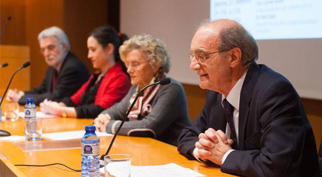 mesa-redonda-misericordia En primer plano el Dr. Jesús Prieto, Carmen Asiain, Begoña Errasti y el Dr. Félix Zubiri