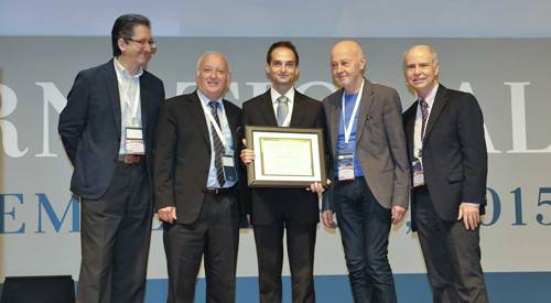 La Sociedad Internacional del Mieloma premia al Dr. Bruno Paiva por su investigación El Dr. Bruno Paiva, en el centro, rodeado por los Drs. Jesús San Miguel (Dir. Médico CUN) y Joan Blade, directores del Grupo Español de Mieloma, y los Drs. Bart Barlogie y Kenneth Anderson