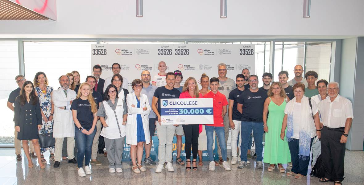 ncc-donacion-pablo-fernandez Imagen de la donación de Pablo Fernández en favor de Niños contra el Cáncer, programa social de la Clínica Universidad de Navarra.