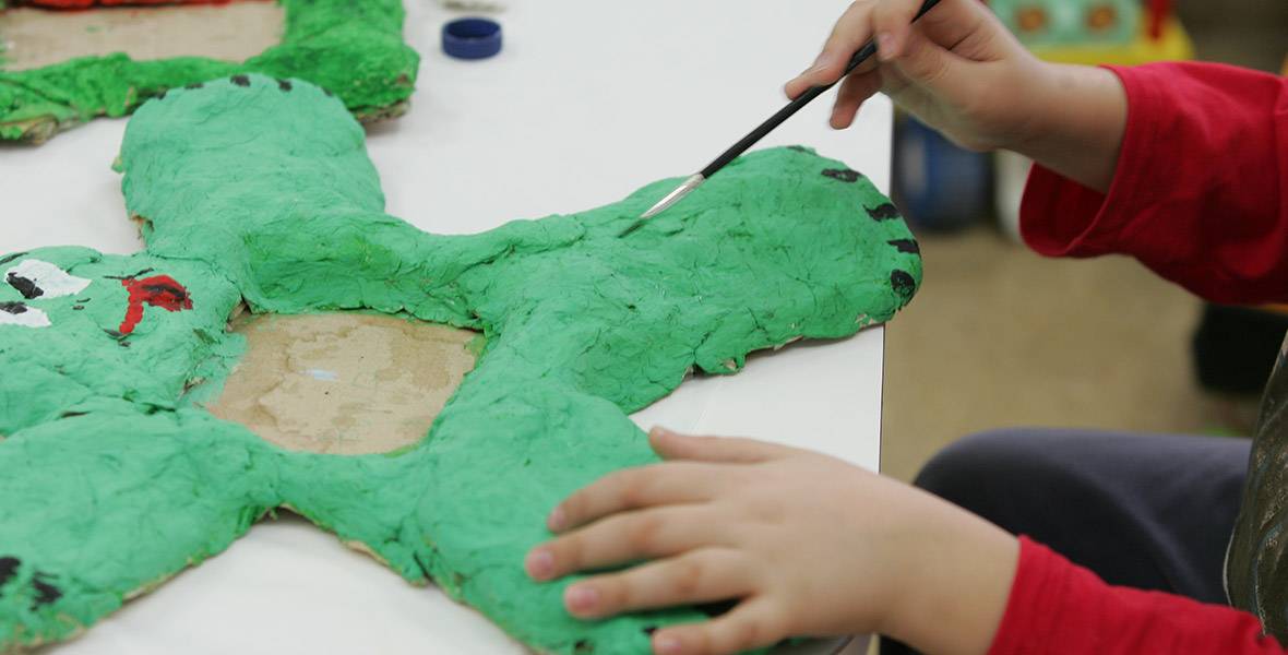 niños-haciendo-manualidades Imagen de niños haciendo manualidades