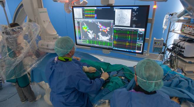 nuevo-cateter-fibrilacion-auricular Imagen de los doctores Ignacio García Bolao y Gabriel Ballesteros, durante el procedimiento de ablación para tratar la fibrilación auricular con el nuevo catéter