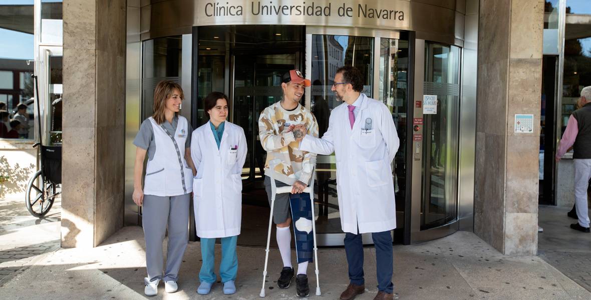 osasuna-alta-medica-chimy-avila Imagen del alta médica del jugador de C.A. Osasuna, Chimy Ávila, junto al equipo médico de la Clínica Universidad de Navarra.