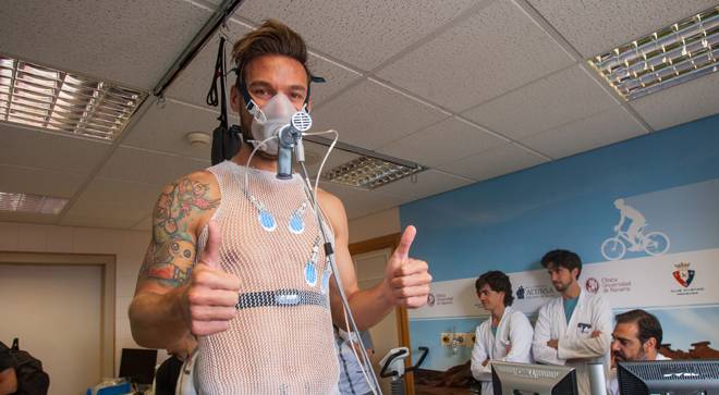 osasuna-reconocimientos-medicos Imagen de Xisco, delantero de Osasuna, durante el reconocimiento médico pasado en la Clínica Universidad de Navarra.