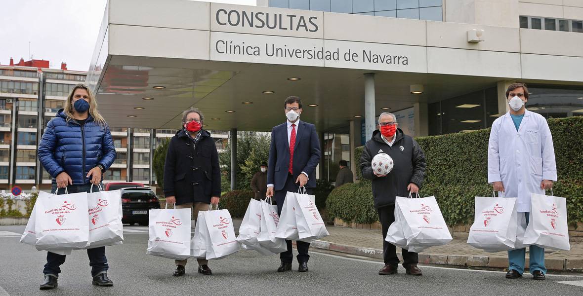 osasuna-visita-reyes-2021 Imagen de la entrega de regalos de C.A. Osasuna a los pacientes pediátricos ingresados de la Clínica Universidad de Navarra.