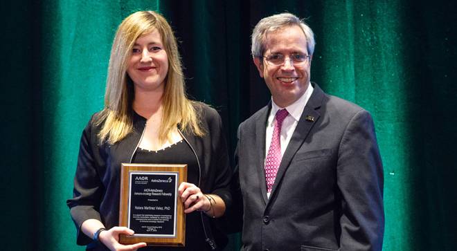 premio-dra-naiara-martinez-velez Imagen de la Dra. Naiara Martínez Velez, del Laboratorio de Pediatría de la Clínica Universidad de Navarra, recogiendo la beca de la American Association for Cancer Research (AACR).