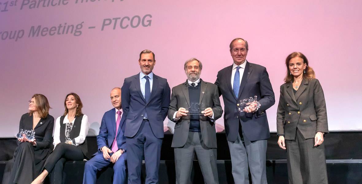 premio-felipe-calvo-ptcog Imagen del Dr. Felipe Calvo, director científico de la Unidad de Protonterapia, recogiendo el premio a la Clínica y a Quirónsalud por la organización del congreso mundial de protonterapia PTCOG’61.