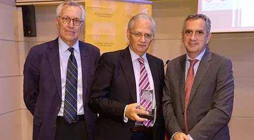 Entrega del Premio Ictus 2014 Entrega del Premio Ictus 2014 al Dr. Eduardo Martínez Vila, neurólogo de la Clínica Universidad de Navarra