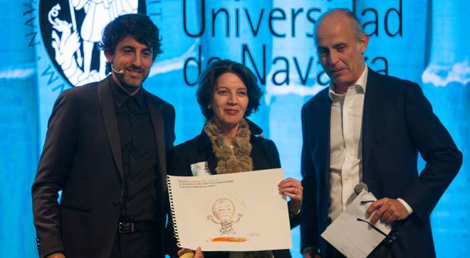 premio-zen-clinica-madrid Imagen de la Dra. Esperanza Lozano, directora de la Clínica Universidad de Navarra en Madrid, recogiendo el premio 'El Mundo ZEN y Adecco'.
