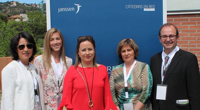 premios-albert-jovell Julia Urdíroz Borrás (Enfermera), Katrin Astiz (Depart. de Comunicación), Dra. Marina Martínez García (Psico-oncóloga), Ana Larumbe Irulegui (Enfermera) y Dr. Carlos Centeno Cortés (Director)