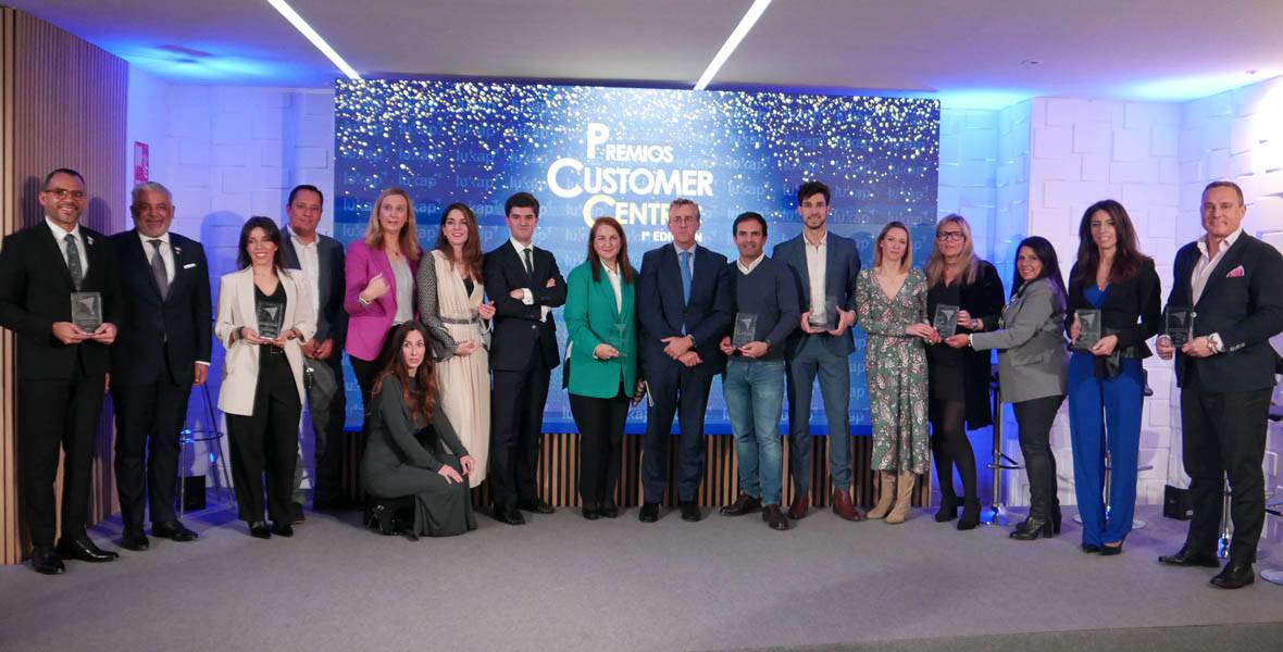 premios-customer-center Imagen de Carmen Rumeu, directora de Enfermería de la Clínica Universidad de Navarra, entre los premiados en la primera edición de los Premios Customer Centric en representación de la CUN.