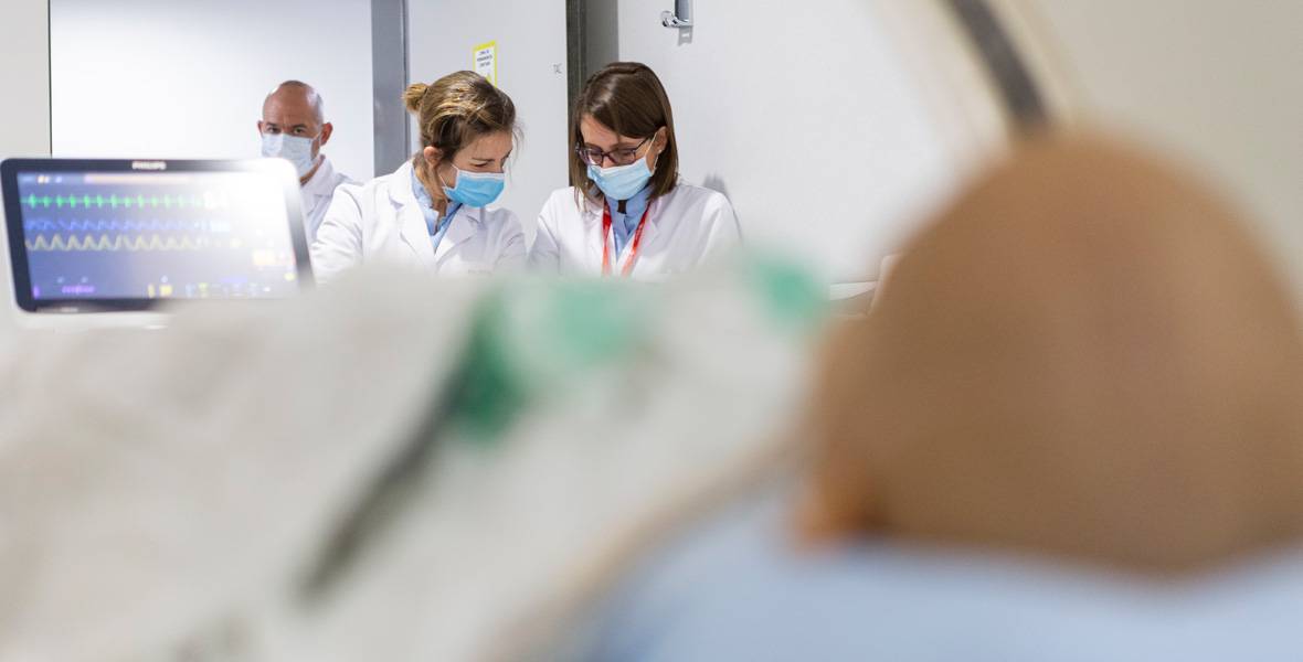 protonterapia-contra-cancer-infantil Imagen de la Dra. Elena Panizo durante la programación del tratamiento con protonterapia de un paciente oncopediátrico en la Clínica Universidad de Navarra.