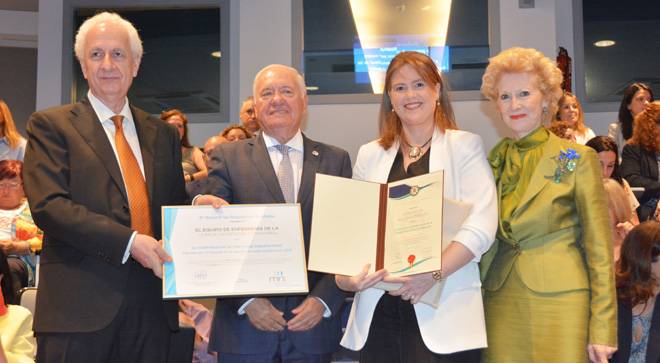 reconocimiento-enfermeria-mrs Imagen de la enfermera Teresa Llacer, de la Clínica Universidad de Navarra, recogiendo el premio del Consejo General de Enfermería y el MRS.