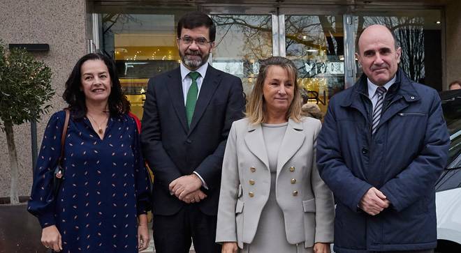 servicio-acogida-turista Imagen de los representantes de las entidades, entre ellas la Clínica Universidad de Navarra, que forman el Servicio de Acogida al turista.