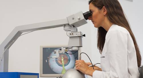 Simulador para la práctica de cirugías oculares El Dr. Barrio, oftalmólogo de la Clínica Universidad de Navarra, enseña a médicos residentes el manejo del simulador para la práctica de cirugías oculares