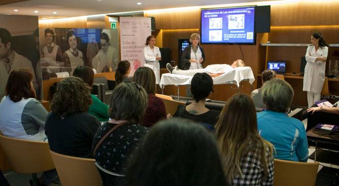 taller-autoexploracion-cancer-mama-asistentes Imagen de las asistentes al Taller de autoexploración y prevención de cáncer de mama organizado por la Clínica Universidad de Navarra y Saray.