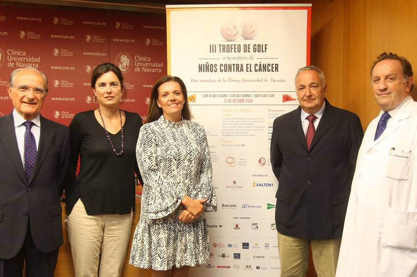 torneo-golf-ninos-contra-cancer Guillermo López (patrono Fundación A.M.A), Marta Lipúzcoa (directora de Responsabilidad Social Corporativa (RSC) de la Clínica Universidad de Navarra), Ana Díez Fontana (directora territorial de CaixaBank Navarra), Joaquín Andueza, (presidente de la Federación Navarra de Golf) y el doctor Luis Sierrasesúmaga, especialista del Departamento de Pediatría de la Clínica.