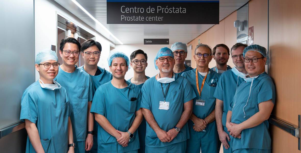 Urología. Formación internacional en terapia focal Imagen del Dr. Bernardino Miñana, director de Urología de la Clínica Universidad de Navarra, con un grupo de especialistas internacionales a los que ha formado en terapia focal.