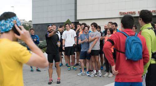 El ultrafondista Valentí Sanjuan durante la “quedada Sanjuanera” que realizó frente al CIMA, en la jornada de presentación de la Titán Desert 2016 en Pamplona El ultrafondista Valentí Sanjuan durante la “quedada Sanjuanera” que realizó frente al CIMA, en la jornada de presentación de la Titán Desert 2016 en Pamplona.