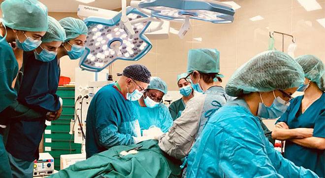 El Dr. Luis Chiva, ginecólogo de la Clínica Universidad de Navarra opera en Monkole El Dr. Luis Chiva, director del Área de la Mujer de la Clínica, vuelve al Congo para diagnosticar y tratar el tumor femenino más frecuente, el cáncer de cuello de útero