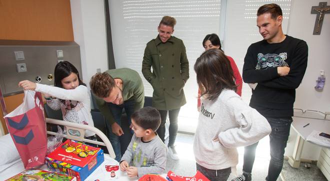 visita-osasuna-pediatria Imagen de los jugadores de Osasuna en su visita a Pediatría de la Clínica Universidad de Navarra.