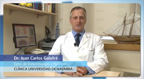 Hipertiroidismo, síntomas, diagnóstico y tratamiento En qué consiste el hipertiroidismo, los síntomas más frecuentes, diagnóstico y tratamiento. El hipertiroidismo se caracteriza por la elevación de los niveles de hormonas tiroideas en sangre, lo que produce una aceleración generalizada de las funciones del organismo. Algunos de sus síntomas son la intolerancia al calor, hiperhidrosis, hiperdefecación o apetito, pero con pérdida de peso, entre otros. Con las pautas de tratamiento habituales, es una enfermedad fácilmente controlable.