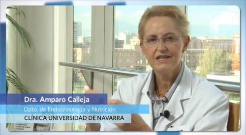 Indicaciones del tratamiento farmacológico para la osteoporosis y cómo saber si es eficaz. Como tratamiento y prevención se utilizan fármacos que disminuyen la reabsorción de hueso, como la calcitonina y los bifosfonatos. Los estrógenos, y también los moduladores selectivos de los receptores estrogénicos como el raloxifeno, se utilizan en la osteoporosis postmenopáusica, solos o asociados a alguno de los anteriores. La Dra. Calleja habla sobre el tratamiento farmacológico de la osteoporosis, de cuándo está indicado y cuándo es eficaz.