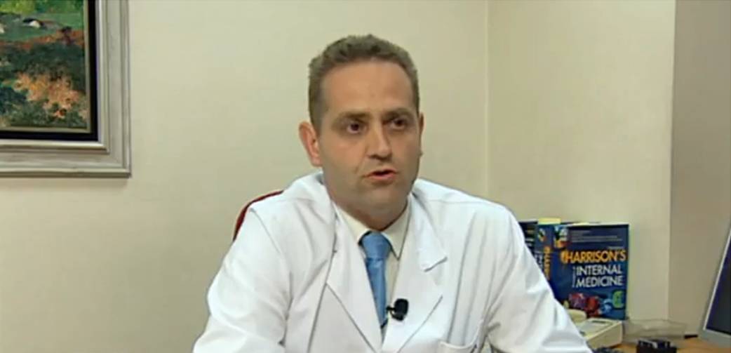 Gripe A Conozca más en profundidad la gripe A. La gripe A es muy contagiosa. Se puede transmitir de los cerdos a las personas y viceversa o de persona a persona. Las personas pueden infectarse al tocar algo que tenga el virus de la influenza y luego llevarse las manos a la boca o la nariz. El virus de la gripe porcina es eliminado al cocinar dicha carne a temperaturas de 70º C.