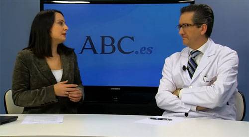Mieloma múltiple Videochat con el Dr. Jesús San Miguel, director médico de la Clínica Universidad de Navarra, sobre el mieloma múltiple. El mieloma múltiple es una enfermedad que consiste en la proliferación atípica de las células plasmáticas en la médula ósea produciendo la destrucción de hueso. En la Clínica Universidad de Navarra ofrecemos un seguimiento y tratamiento personalizado. Entre los tratamientos que ofrecemos se encuentran: trasplante de progenitores hematopoyéticos, anticuerpos monoclonales o vacunas e inmunoperapia.