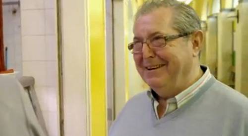 Trasplante hepático de donante vivo. Historia de Jose María, paciente de la Clínica Jose María fue diagnosticado de cáncer de hígado. Estuvo mucho tiempo esperando un órgano adecuado. La solución a su caso le llegó cuando le trasplantaron parte del hígado de su hija Ainhoa. A pesar de que España es el país del mundo con mayor índice de donaciones de órganos, el número de receptores supera al de donantes. Por esta razón, en los últimos años se vienen realizando trasplantes hepáticos de donante de donante vivo, en los que se extirpa una parte del hígado del donante (generalmente será un familiar del receptor) y se le implanta al enfermo.
