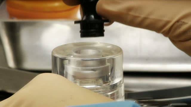 <p>La radioembolizaci&oacute;n es un tratamiento novedoso para los tumores hep&aacute;ticos no operables.</p> <p>Consiste en la administraci&oacute;n en la arteria hep&aacute;tica a trav&eacute;s de un cat&eacute;ter de unas esferas microsc&oacute;picas cargadas de Ytrio-90, un elemento emisor de radiaci&oacute;n de escasa penetraci&oacute;n. La radiaci&oacute;n que emiten estas microesferas ataca lentamente al tumor, respetando el h&iacute;gado sano.</p> <p>&nbsp;</p>