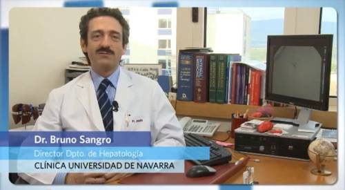 Tratamiento con esferas de Ytrio para metástasis hepáticas El Dr. Sangro explica en qué consiste el tratamiento con radioembolización hepática y qué resultados consigue. Consiste en la administración en la arteria hepática a través de un catéter de unas esferas microscópicas cargadas de Ytrio-90, un elemento emisor de radiación de escasa penetración. La radiación que emiten estas microesferas ataca lentamente al tumor, respetando el hígado sano consiguiendo unos excelentes resultados en el control de la enfermedad.