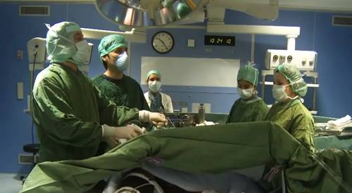 Trasplante renal de donante vivo En el vídeo se narra la historia de una paciente que recibió un riñón de su madre. La técnica de trasplante de donante vivo tiene muchas ventajas ya que acorta el tiempo de espera para el receptor y ha mejorado la técnica de extracción del órgano del donante siendo ahora por vía laparoscópica lo que reduce las complicaciones de la cirugía.