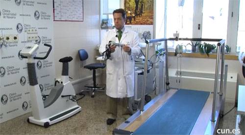 Prueba de esfuerzo y umbral anaeróbico La prueba de esfuerzo se emplea para valorar la respuesta del corazón y de los pulmones ante el ejercicio, determinando de esta manera cuál es el nivel de esfuerzo físico apropiado para cada persona. Consiste en la realización de ejercicio físico en un tapiz rodante o bicicleta estática de acuerdo con unos protocolos predeterminados. Este esfuerzo se controla con monitorización continua y mediciones periódicas de la presión arterial (cada tres minutos). La prueba de esfuerzo además se utiliza como medio de diagnóstico, estudio y pronóstico de algunas enfermedades cardiacas.
