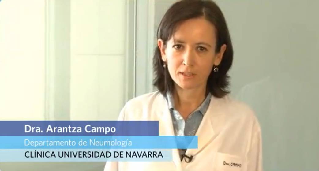 Cómo se desencadena la neumonía. Cómo se desencadena la neumonía, también conocida como pulmonía, síntomas, diagnóstico y tratamiento. Una neumonía o pulmonía es una infección del pulmón con desarrollo de microorganismos en el interior de los alvéolos, lo que provoca una inflamación con daño pulmonar. La reacción inflamatoria produce una ocupación de los alvéolos que se visualiza en una radiografía de tórax.