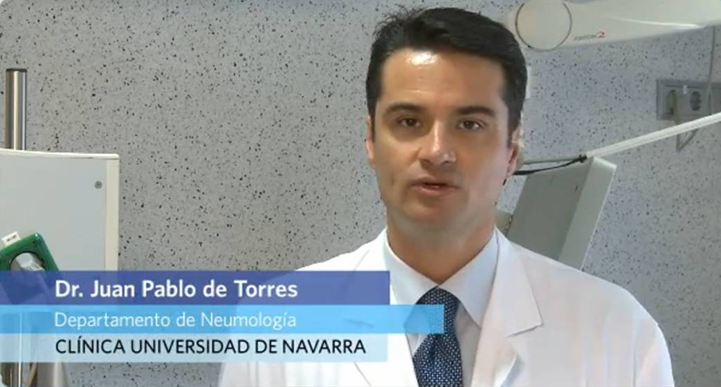 Tratamiento de la fibrosis pulmonar. La fibrosis pulmonar es una enfermedad crónica que hace que el pulmón pierda flexibilidad y vaya deteriorando su funcionamiento. Los síntomas suelen ser diversos, desde tos a sensación de falta de aire y agotamiento. Existen varios tratamientos disponibles para poder combatirla.