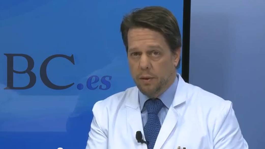 El Dr. Zulueta, director del Departamento de Neumología, contesta a las preguntas de los internautas sobre el enfisema pulmonar y otras  enfermedades relacionadas con el tabaquismo. El enfisema, una variante de la Enfermedad Pulmonar Obstructiva Crónica  (EPOC), es una patología respiratoria común, sin tratamiento curativo,  que afecta a las peque&ntilde;as vías aéreas o alveolos. Esta circunstancia  afecta al intercambio de gases, limita la exhalación, y se acompa&ntilde;a de  tos y dificultad respiratoria. La causa más frecuente de esta enfermedad  es el consumo de tabaco. Los tratamientos disponibles en la actualidad  son en general paliativos e incluyen medicación, oxigenoterapia,  rehabilitación pulmonar, reducción de volumen pulmonar mediante cirugía y  el trasplante pulmonar.